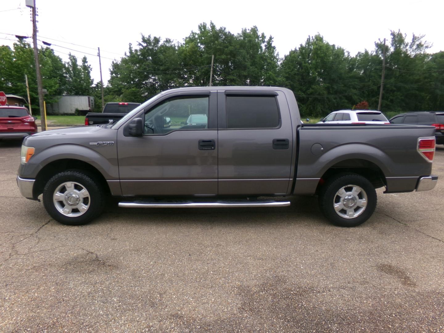 2010 Gray /Gray Ford F-150 XLT SuperCrew 5.5-ft. Bed 2WD (1FTFW1CVXAK) with an 5.4L V8 SOHC 24V FFV engine, 4-Speed Automatic transmission, located at 401 First NE, Bearden, AR, 71720, (870) 687-3414, 33.726528, -92.611519 - Photo#1